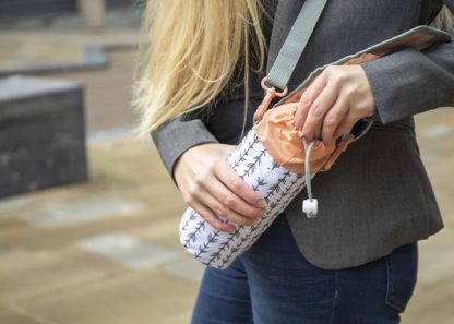 BUILT Insulated Bottle Bag with Shoulder Strap and Food-Safe Thermal Lining - White saco para garrafa térmica belle vie