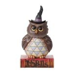 Owl Halloween Pint Figurine 6012749 "Halloween Hoot" Designed in the iconic style of Jim Shore, this Halloween owl perches on his spooky book of spells. mocho búho