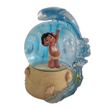 Baby Moana Waterball 6016306 Capture the magic of Disney's Moana with this enchanting Baby Moana Waterball. The beloved character is charmingly recreated in this beautiful piece, surrounded by a shimmering flurry of water that brings the seascape to life. This delightful keepsake is the perfect gift for Disney aficionados, capturing Moana's spirit of adventure and joy. globo de neve bola nieve