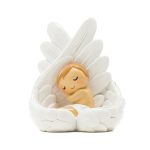 Anjo Protector deitado em penas: asas ao alto