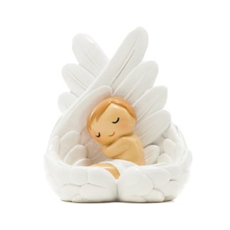 Anjo Protector deitado em penas: asas ao alto