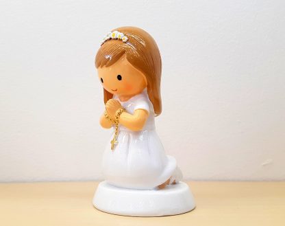 Menina Comunhão Morena ajoelhada