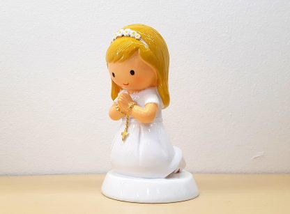 Menina Comunhão Loira ajoelhada