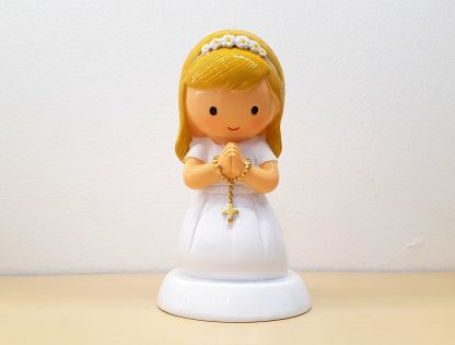 Menina Comunhão Loira ajoelhada