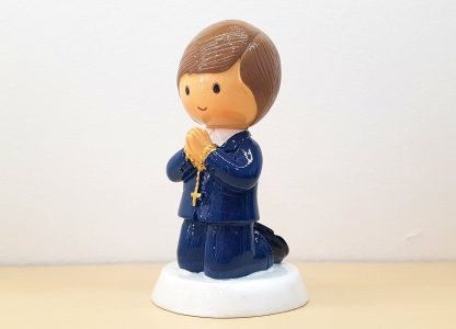 Menino Comunhão ajoelhado