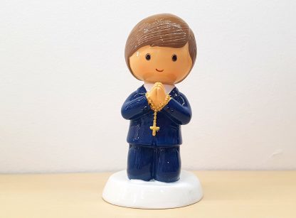 Menino Comunhão ajoelhado