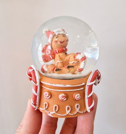 Globo de neve 9cm Gingerbread Menino: Trenó