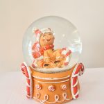 Globo de neve 9cm Gingerbread Menino: Trenó