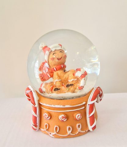 Globo de neve 9cm Gingerbread Menino: Trenó