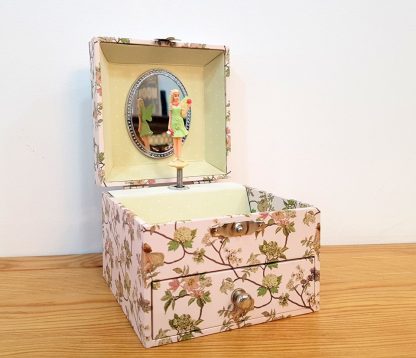 Caixa de música cubo Verde Fadinha Narcisos
