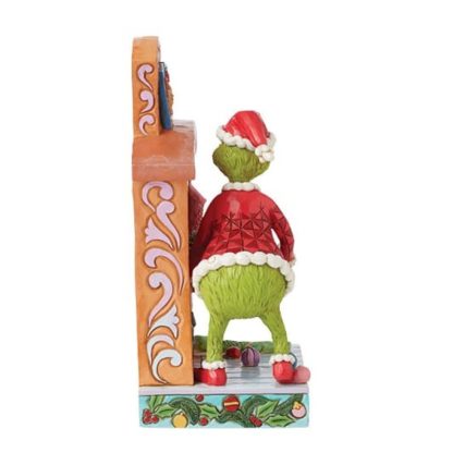 Figura Grinch na Lareira a fazer asneiras