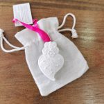 Coração Médio Branco fita Rosa em saco de Linho: Jasmim