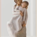 Figura Mãe e Filha ao colo a rir - Willow Tree