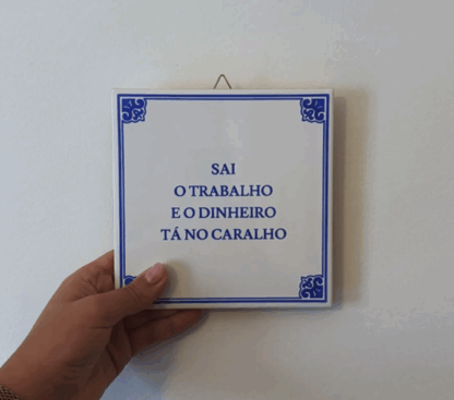 Azulejo "Sai o Trabalho..."