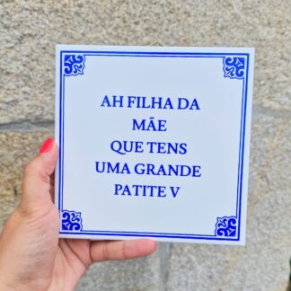 Azulejo "Ah filha da mãe que tens uma grande Patite V"