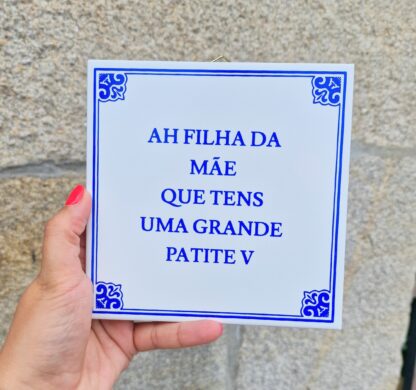 Azulejo "Ah filha da mãe que tens uma grande Patite V"
