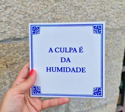 Azulejo "A culpa é da humidade"