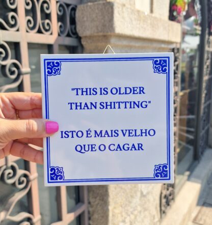 Azulejo "This is older than shitting" (Isto é mais velho que o cagar)