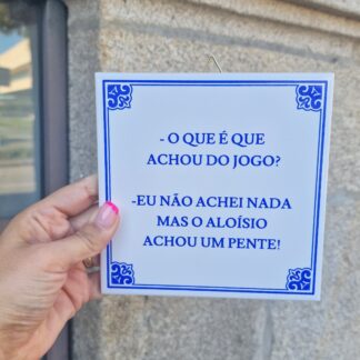 Azulejo "“- O que é que achou do jogo? - Eu não achei nada mas o Aloísio achou um pente!“"
