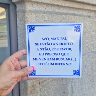 Azulejo "Avô, mãe, pai, se estão a ver isto, então, por favor, eu preciso que me venham buscar (...) Isto é um inferno!"