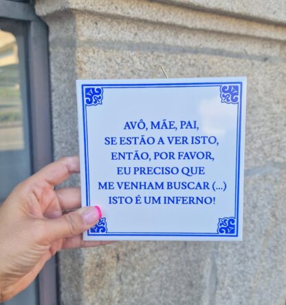 Azulejo "Avô, mãe, pai, se estão a ver isto, então, por favor, eu preciso que me venham buscar (...) Isto é um inferno!"