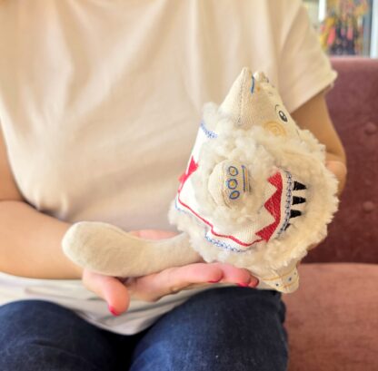 Gato Gorducho Branco com Colete: artesanato Ucraniano - Image 2