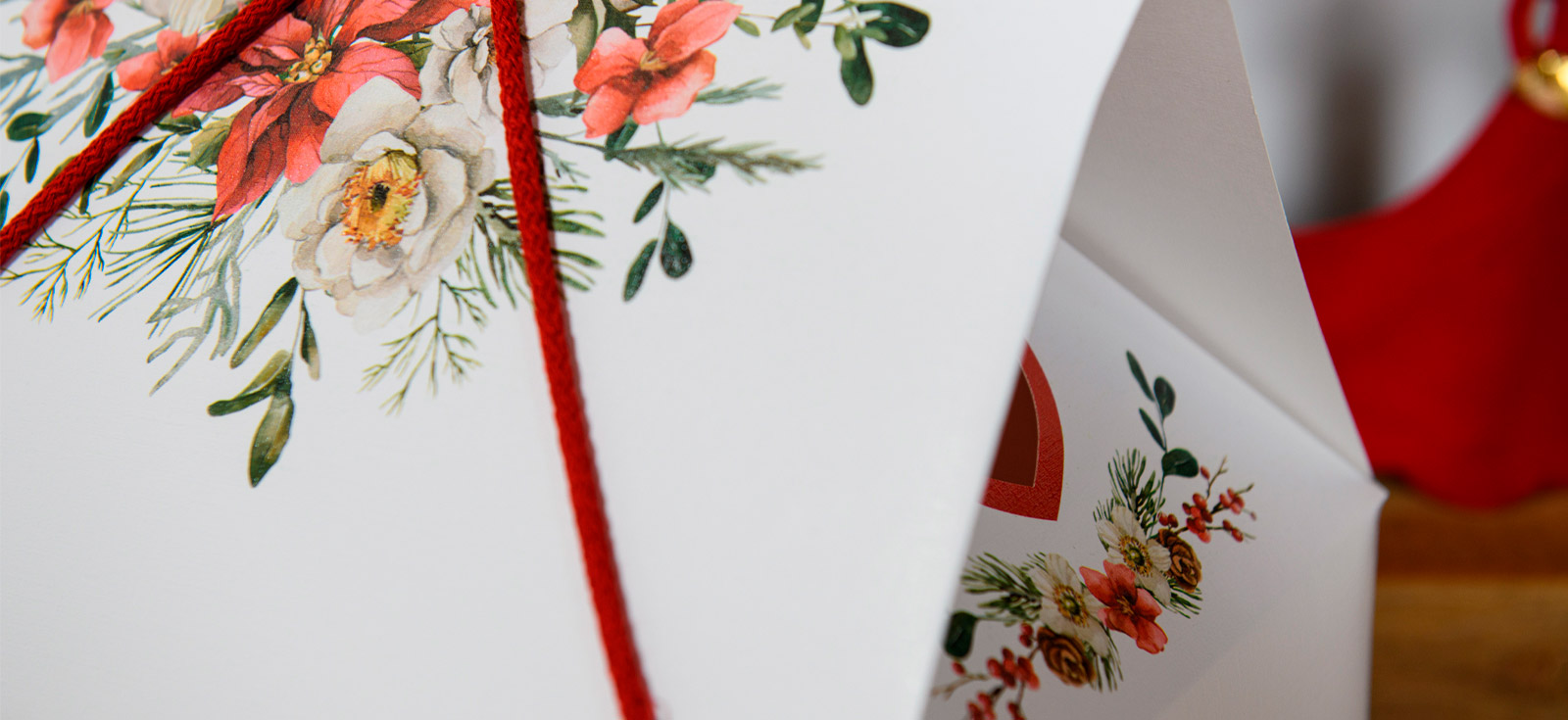 Caixa Casinha com Cordão Estreita White Christmas: 20X20X18cm - Image 4