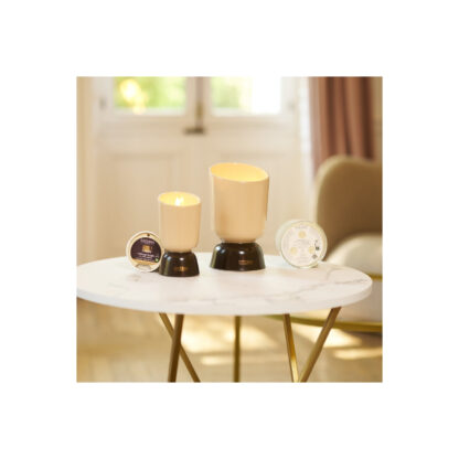 Vela perfumada Iconic Color Ocre 700gr: Cedro - Image 2