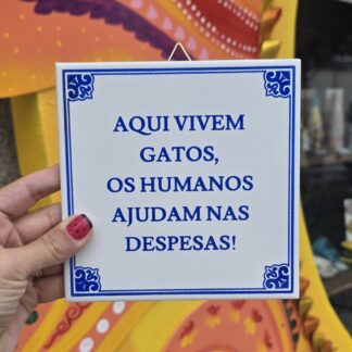 Azulejo "Aqui vivem gatos, os humanos ajudam nas despesas!"
