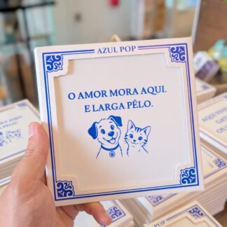 Azulejo "O amor mora aqui. E larga pêlo." (cão e gato)
