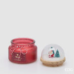 – EDG6100367AHAC – Vela com tampa Redoma Pai Natal: Maçã Assada Caramelizada - Aroma: cidra de maçã assada com mel – Medidas: 12.5cm altura X 10cm largura - Duração da queima: 20h - Frasco em vidro pintado, tampa em madeira e redoma em plástico. Agitando, dentro da redoma tem neve! – Vendido em caixa colorida da marca. – Marca: EDG vela natal edg