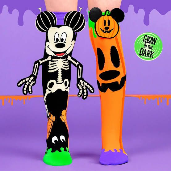 – MICKEYGLOW – Meias Mickey Glow in the Dark – idade 3-5: MADMIA. Tamanho toddler: 26 ao 31. - São um espectáculo! Os detalhes do esqueleto do Mickey brilham no escuro!