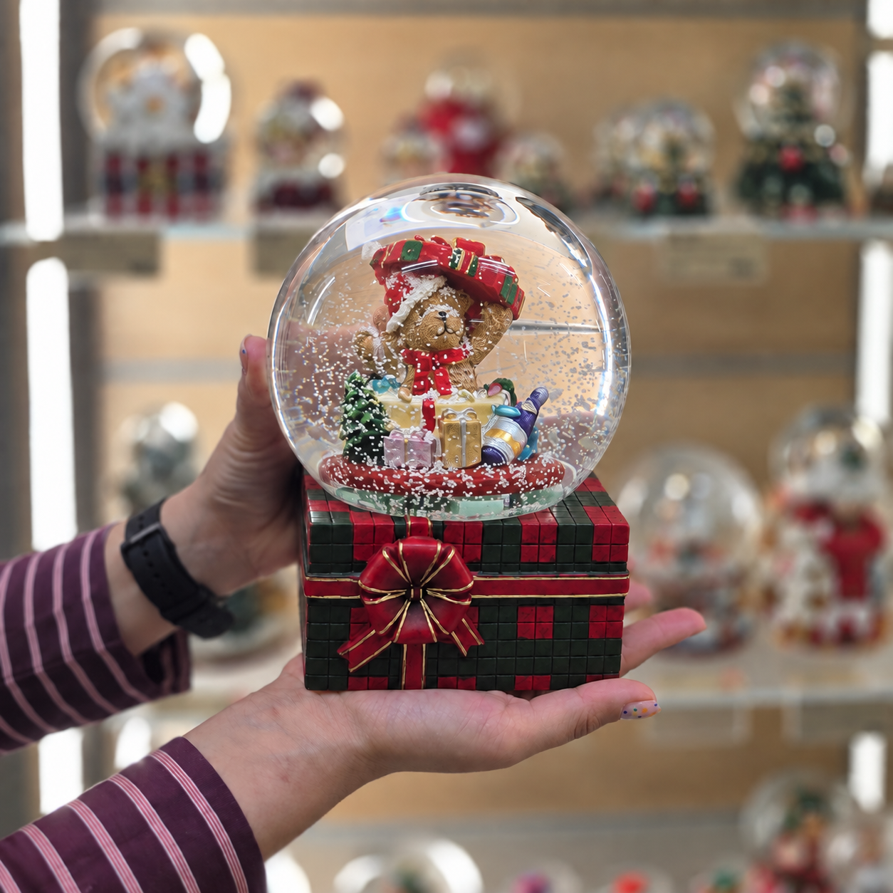 Globo de Neve XL Musical Presente Tartan: Urso no Presente - Image 2